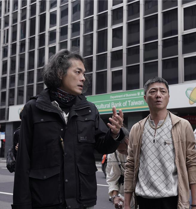 导演罗景壬（左）、蓝苇华在拍摄现场。（零日文创提供）