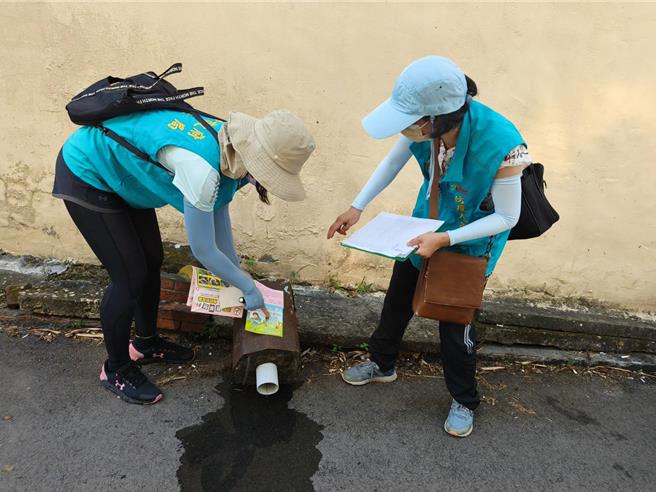 中市防疫人員執行社區病媒蚊密度調查及孳生源清除。（台中市政府提供／馮惠宜台中傳真）
