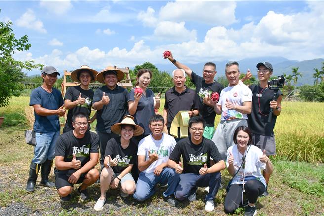 新光保全与青出宜兰农业运销合作社携手举办做田呷饭活动。（新保提供）