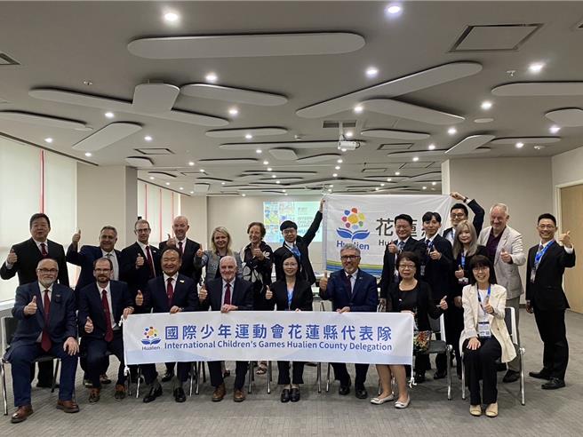 花莲县政府教育处日前率队赴墨西哥莱昂参加国际少年运动会，并在16日成功争取2026年的赛事主办权。（花莲县政府提供／罗亦晽花莲传真）