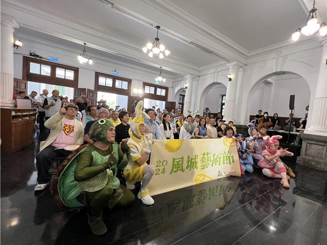 新竹市政府近日举办风城艺术节，但市议员刘彦伶表示，风城艺术节只有「客家素材」剧码，却没有以客语全程演出的剧码。图为风城艺术节日前举办宣传记者会。（本报资料照）
