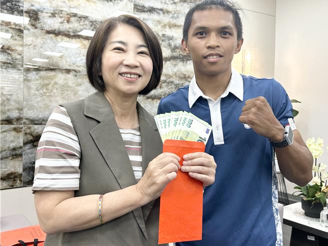 屏东县长周春米17日送上台币3万元的营养金，为赖主恩加油打气并祝福。（谢佳潾摄）