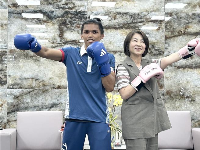 屏东县长周春米17日送上台币3万元的营养金，为赖主恩加油打气并祝福。（谢佳潾摄）