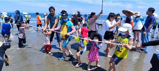 2024年后龙镇水尾社区百人牵罟活动日前在水尾沙滩登场。（谢明俊摄）