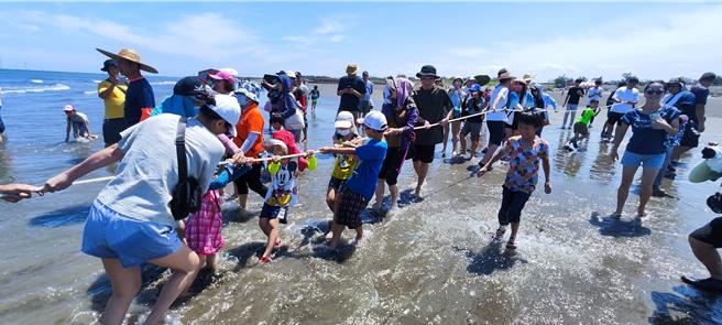 2024年后龙镇水尾社区百人牵罟活动日前在水尾沙滩登场。（谢明俊摄）
