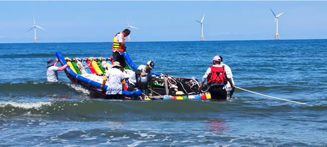 2024年后龙镇水尾社区百人牵罟活动日前在水尾沙滩登场，新打造的七彩「罟排」载着罟网出发放网。（谢明俊摄）