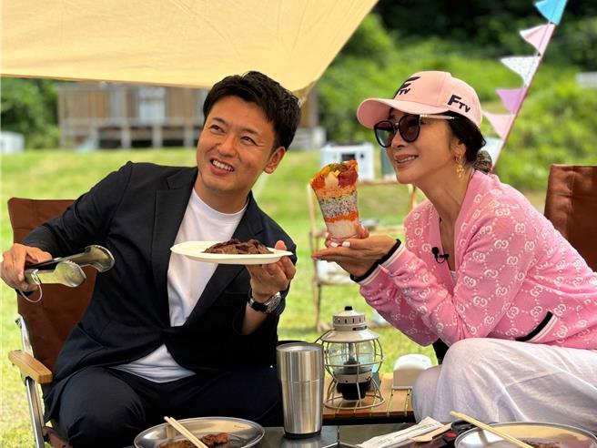 青森县长（左）约陈美凤一起露营烤肉。（民视提供）