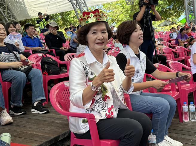 宜蘭縣長林姿妙化身Queen上台同歡，大讚「太好玩」，整個人都嗨起來。（吳佩蓉攝）