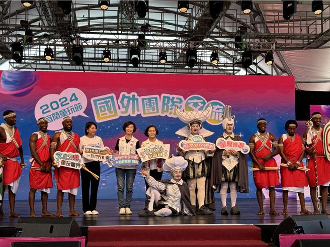 宜蘭縣長林姿妙（左六）化身Queen上台同歡，大讚「太好玩」，整個人都嗨起來。（吳佩蓉攝）