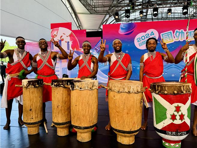 今年首次來台參與宜蘭國際童玩藝術節的非洲國家蒲隆地，其「阿卡亞茲維舞團」帶來被聯合國教科文組織列為無形文化資產的傳統鼓舞。（吳佩蓉攝）