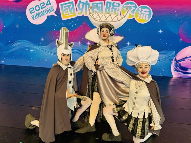 本周亮點澳洲「Born in a Taxi」劇團演出舞蹈結合肢體喜劇內容。（吳佩蓉攝）