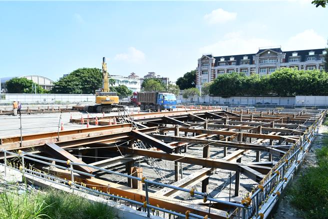 耗资逾2亿8000万元经费，全国首创的彰化县鹿港镇洛津国小操场下盖地下停车场兼蓄洪池工程，目前工程进度超前4.6％。（彰化县政府提供／孙英哲彰化传真）