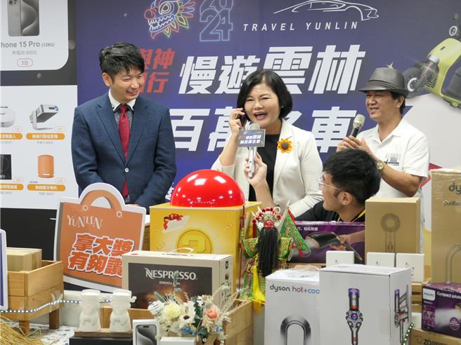 云林县政府举办「2024与神同行游云林抽百万名车」活动，17日在县府文观处抽出特斯拉百万名车幸运得主沈小姐，沈接到云林县长张丽善（左二）的电话通知，一开始有点怀疑，后来惊喜大喊「不会吧，我抽中特斯拉吗？」。（张朝欣摄）
