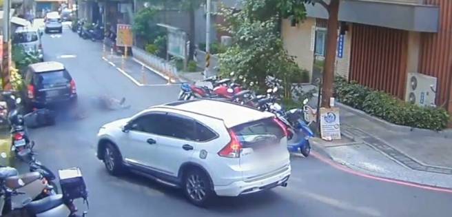 新北市中和区景新街一带，前天下午发生一起严重车祸。（图 / 刘咏韵翻摄）