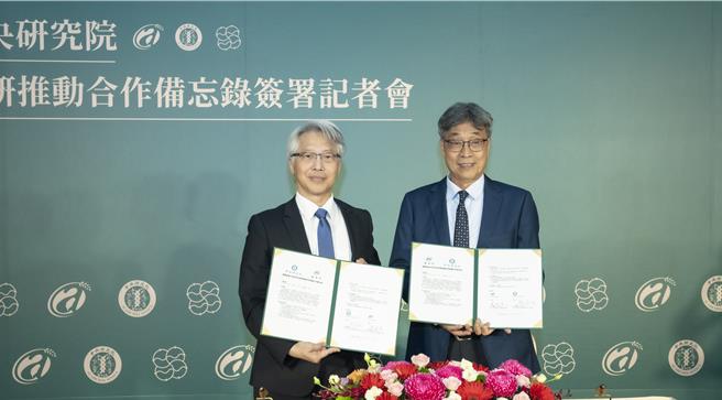 中研院院长廖俊智（左）及农业部部长陈骏季（右）签署合作备忘录。（中研院提供）