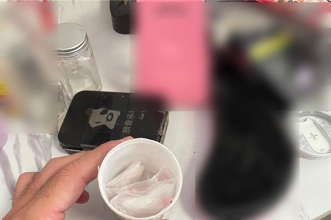 警方持搜索票执行搜索、拘提，在康男住处查获毒品海洛因1包、安非他命7包(约16公克)、吸食器、分装袋及手机等证物。（中市警二分局提供／冯惠宜台中传真）