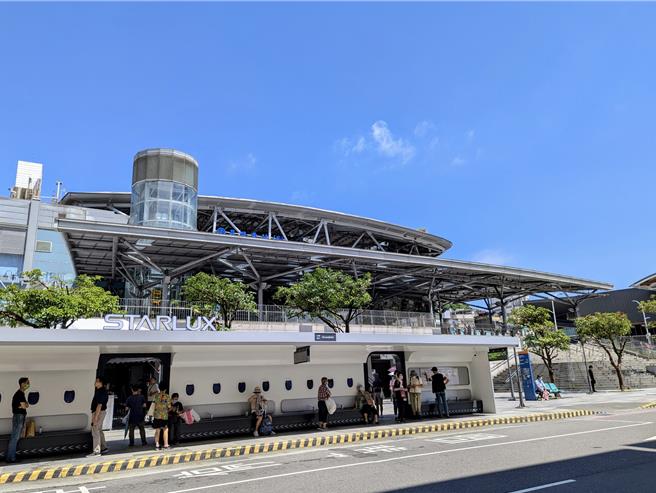 基隆市政府與星宇航空合作，認養基隆火車站南站前的公車候車亭，結合鐵路、公路、港口、航空等不同的意象，呈現基隆市獨特的風貌及美學。（張志康攝）