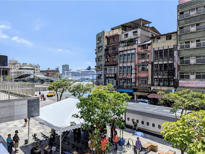 基隆市政府與星宇航空合作，認養基隆火車站南站前的公車候車亭，結合鐵路、公路、港口、航空等不同的意象，呈現基隆市獨特的風貌及美學。（張志康攝）