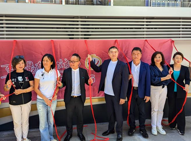 基隆市長謝國樑（右4）、副市長邱佩琳（右2）、基隆市議長童子瑋（左3）等人，共同出席基隆市政府與星宇航空合作候車亭的啟用典禮。（張志康攝）