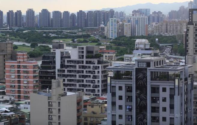 台北市建管处表示，本月起将针对8楼以上集合住宅大楼做行政清查并开罚，预计预计8月底前进行裁罚并限期办理公安申报作业。 （本报资料照片）