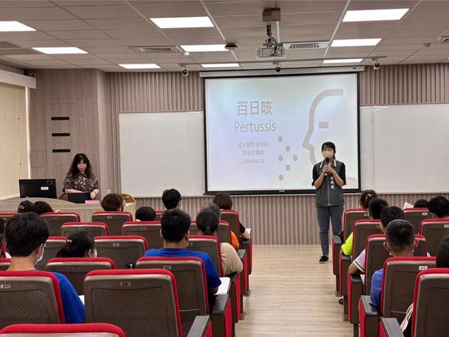 南市卫生局派员前往百日咳确诊个案学校举办说明会。（台南市卫生局提供／曹婷婷台南传真）