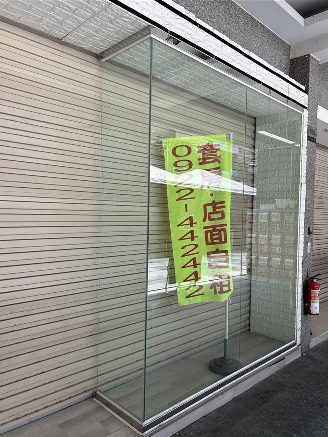 台中市各商圈租金連年上漲致許多知名餐飲老店收攤，議員陳俞融要求市府重新調整經濟政策，多多照顧攤商及店家。（市議員陳俞融提供）