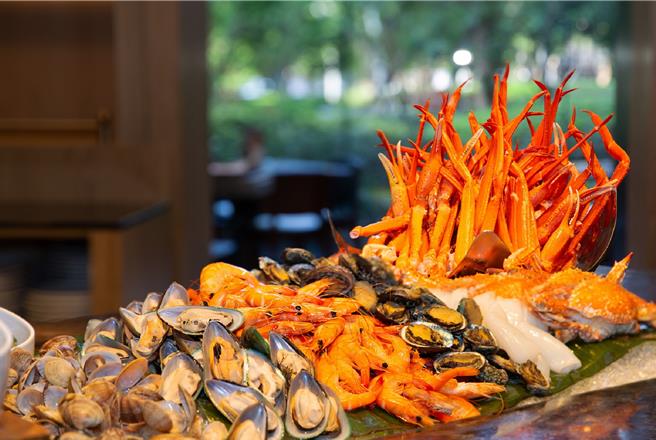 「海味狂飨 夏日海鲜季」海鲜吧澎湃升级，包括螃蟹、松叶蟹脚、九孔鲍鱼、淡菜，以及多款生鱼片、甜虾、酥炸软壳蟹等无限量供应。(台北万豪酒店提供)