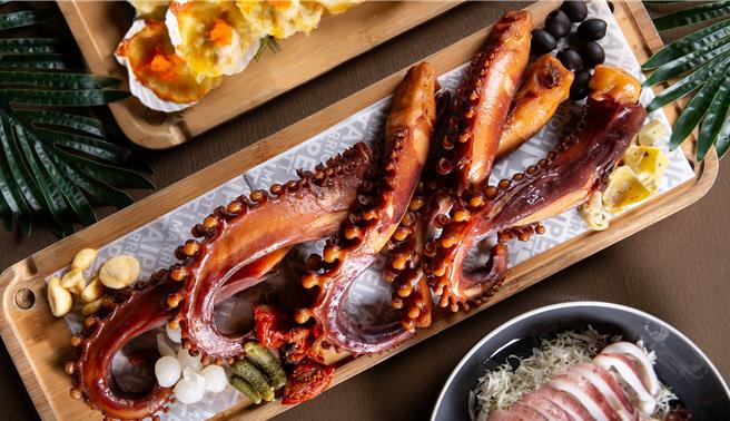 Garden Kitchen「海味狂飨 夏日海鲜季」，假日限定必吃「烤西班牙巨鱿足」，巨鱿脚肉质Q弹可口，海味饱满。(台北万豪酒店提供)