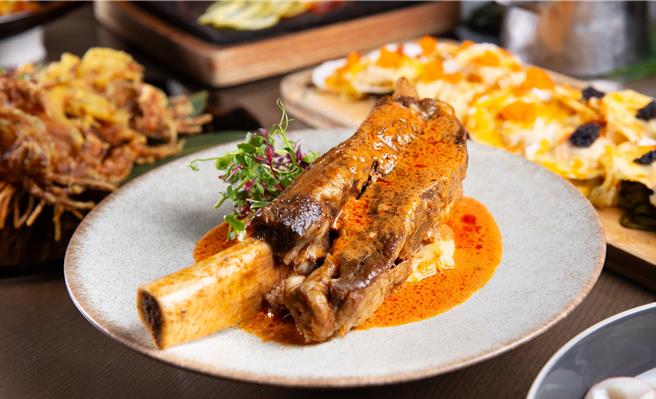 霸气十足的「南泰马萨曼咖哩炖美国牛小排」，美国Prime等级带骨牛小排重达450克份量满满，香气浓郁带点微辣，售价1890元加1成。(台北万豪酒店提供)