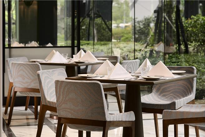位于酒店1楼的Garden Kitchen，宽敞优雅的用餐空间，与绿意盎然的绝美花园为邻，被誉为「台北最美Semi-Buffet」。(台北万豪酒店提供)