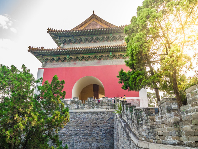 明朝万历帝陵墓前立有一块「无字碑」，其实是因为继位的儿子泰昌帝太快过世，来不及替父亲书写。（图：Shutterstock／达志）