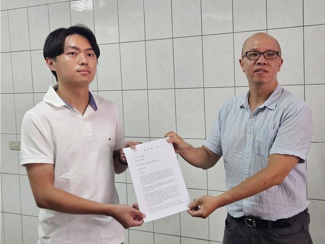 争取高铁到屏东联盟召集人苏稳中（右）到徐富癸立委服务处递交陈情书，由于徐富癸不在，由助理收下代转。（罗琦文摄）