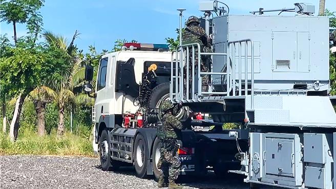 海鋒大隊所屬的雄風飛彈機動發射車停駐空地，官兵全副武裝操作系統設備。（蕭嘉蕙攝）