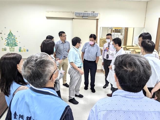 卫福部医福会人员一行除听取金门医院简报与座谈研讨外，并前往手术房及洗肾中心视察运作情形。(图／金门县议员蔡其雍服务处提供)