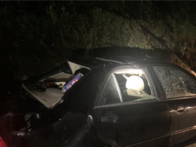 宜兰县大同乡台7甲线米摩登路段36.7K边坡发生落石崩坍，一辆小客车遭落石砸损受困。（警方提供／吴佩蓉宜兰传真）