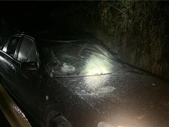 宜兰县大同乡台7甲线米摩登路段36.7K边坡发生落石崩坍，一辆小客车遭落石砸损受困。（警方提供／吴佩蓉宜兰传真）