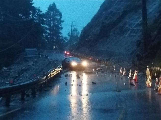 宜兰县大同乡台7甲线米摩登路段36.7K边坡发生落石崩坍，一辆小客车遭落石砸损受困。（警方提供／吴佩蓉宜兰传真）