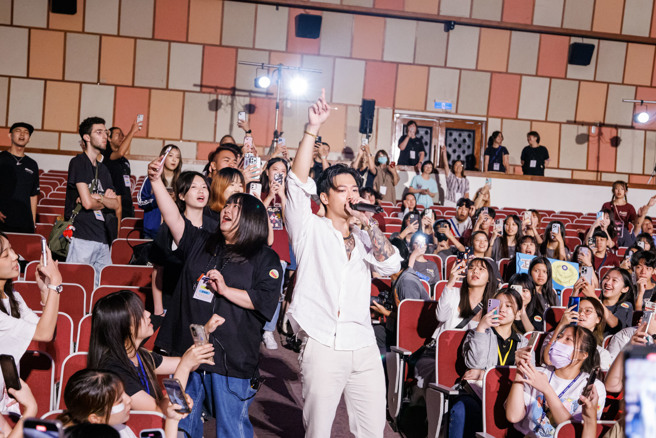 人氣歌手高爾宣為世新大學新生演唱。(照片/世新大學提供)