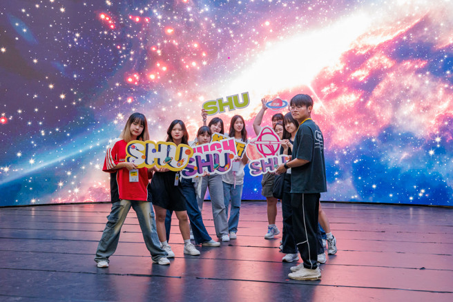 世新大學新鮮人體驗營安排新生參觀LVS智能攝製基地。(照片/世新大學提供)