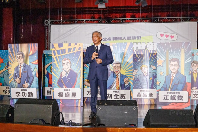 世新大學校長陳清河介紹活動融入「生成式AI」元素。(照片/世新大學提供)