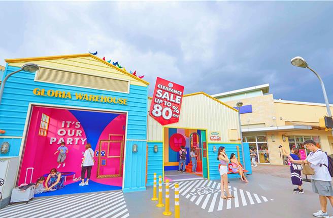 华泰名品城打造全新Gloria Warehouse艺术场景，以五顏六色的仲夏视觉展抓住大眾目光。（华泰名品城提供／朱世凯台北传真）