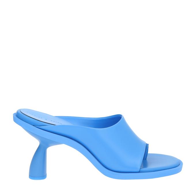 华泰名品城的「CHARLES ＆ KEITH Alma宽面夹脚高跟拖鞋」，原价1890元、特价890元。（华泰名品城提供／朱世凯台北传真）