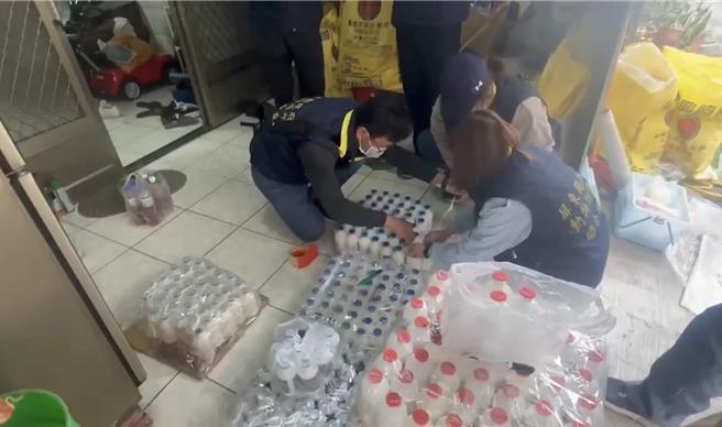 屏東40餘歲薛男一家人涉嫌購買從大陸走私的非法禽流感疫苗並自製成動物用禁藥販售牟利，案經偵結後，檢方依違反動物用藥品管理法起訴薛等4人。（警方提供／謝佳潾屏東傳真）