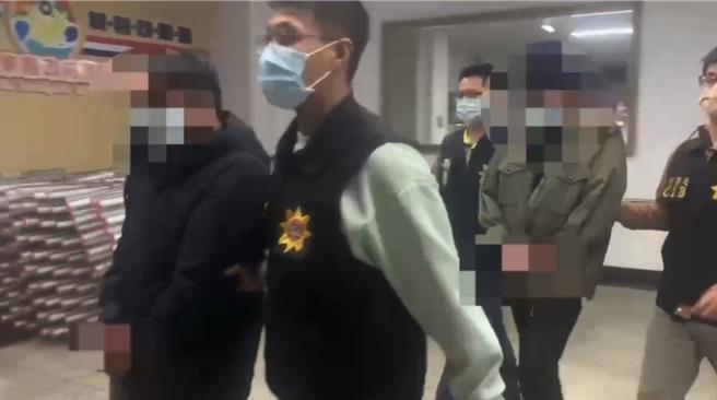 屏東40餘歲薛男一家人涉嫌購買從大陸走私的非法禽流感疫苗並自製成動物用禁藥販售牟利，案經偵結後，檢方依違反動物用藥品管理法起訴薛等4人。（警方提供／謝佳潾屏東傳真）