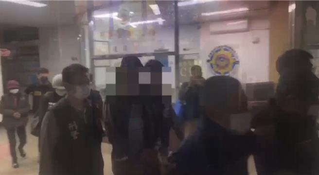 屏東40餘歲薛男一家人涉嫌購買從大陸走私的非法禽流感疫苗並自製成動物用禁藥販售牟利，案經偵結後，檢方依違反動物用藥品管理法起訴薛等4人。（警方提供／謝佳潾屏東傳真）