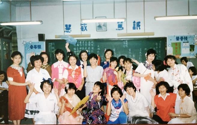 嘉義市政府推動舊城創新生，今17日舉辦《二通圈》論壇，嘉義市長黃敏惠（第二排中穿淺色洋裝者）40年前的清秀照曝光。（賴玉真提供／呂妍庭嘉義傳真）