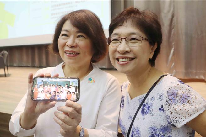 嘉義市長黃敏惠也與當年任教中山女中教過的學生，地方創生中區輔導中心副處長賴玉真相認，並透出40年前的照片。（呂妍庭攝）