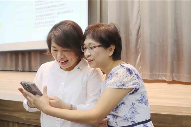 黃敏惠看到自己當年的清秀照，直呼好瘦！認真看了好幾次，直說好開心。（呂妍庭攝）