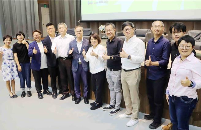 嘉義市政府推動舊城創新生，今17日舉辦《二通圈》論壇，產官學研各界齊聚。（呂妍庭攝）