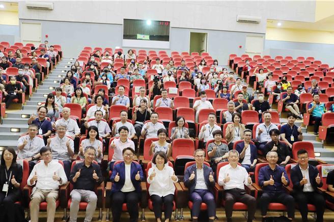 嘉義市政府推動舊城創新生，今17日舉辦《二通圈》論壇，產官學研各界齊聚。（呂妍庭攝）